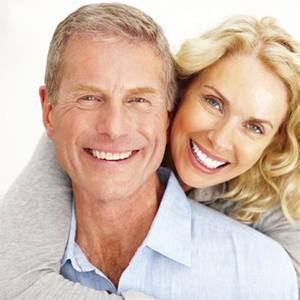 An older couple smiling.