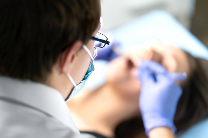 dentist performing wisdom teeth removal